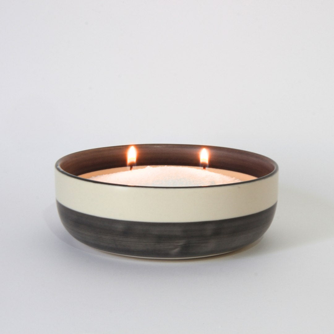 Base de vela en blanco y negro, diseño equilibrado y elegante.