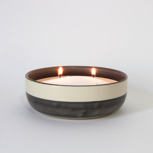Base de vela en blanco y negro, diseño equilibrado y elegante.